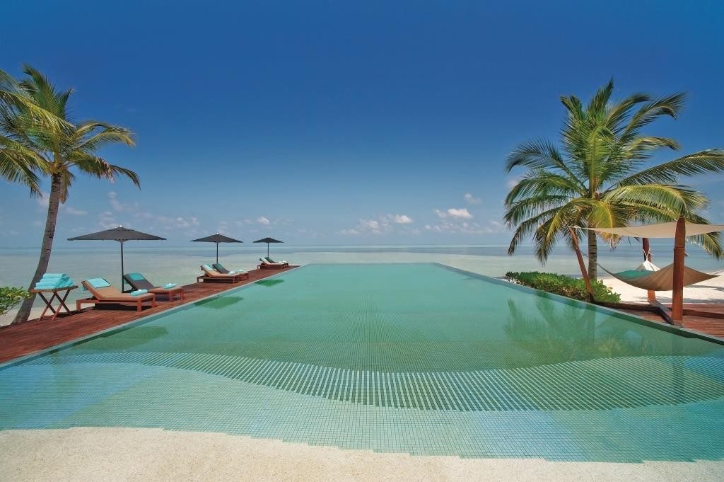 LUX_Maldives_pool2