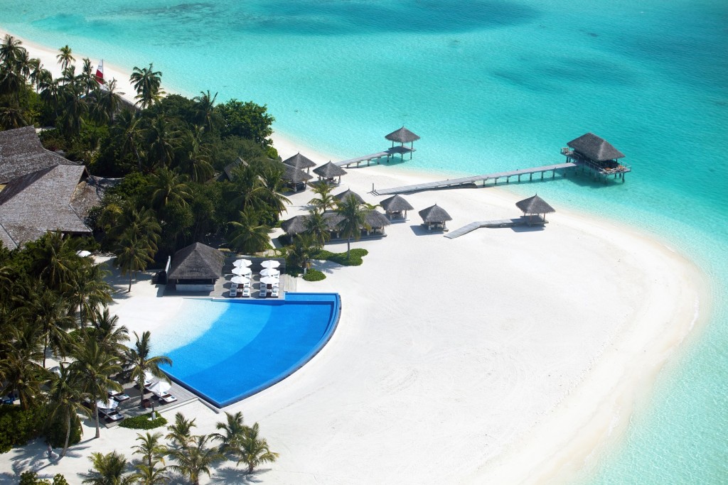 Velasssaru Maldives - aerial infinity pool