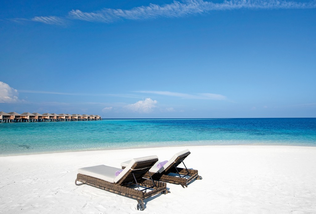 constance moofushi-maldives-beach-view-6